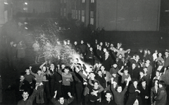 501743 Afbeelding van de jeugd van de Sterrenwijk te Utrecht, tijdens het verbranden van kerstbomen op oudejaarsavond.